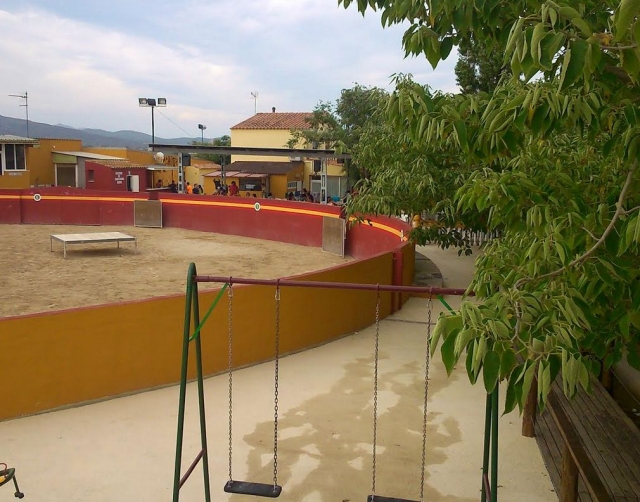  外面有秋千的广场 